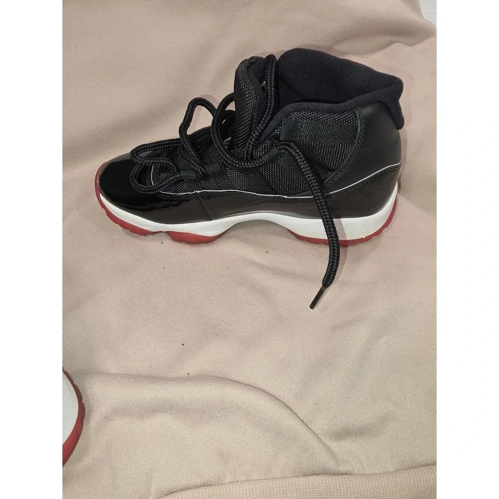 Nike Air Jordan 11 Retro Bred – Size 5.5Y / EUR 38.5 – Black Red
